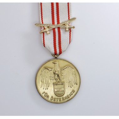 Austrian War Commemorative Medal 1914 - 1918 with Swords