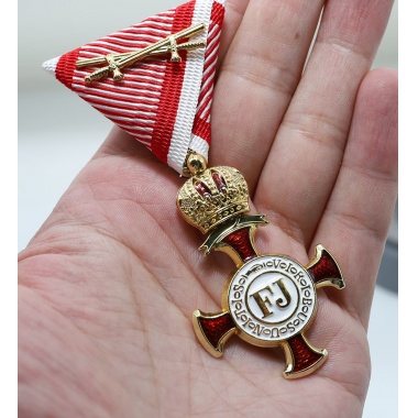 Golden Cross of Merit with the Crown and Swords（Austria-Hungary）